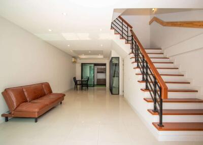 Delightful 4-Bed Townhouse near Central Chiangmai Airport: Spacious Family Living