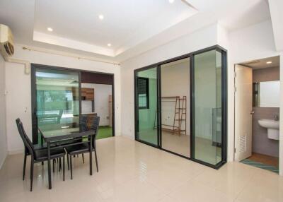 Delightful 4-Bed Townhouse near Central Chiangmai Airport: Spacious Family Living