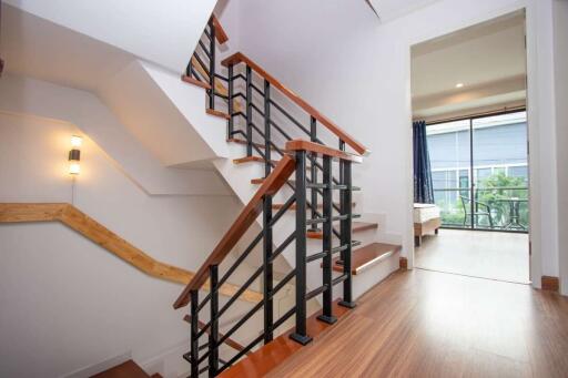 Delightful 4-Bed Townhouse near Central Chiangmai Airport: Spacious Family Living