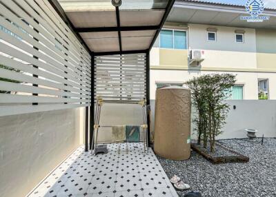 Compact outdoor area with a roof and privacy fencing
