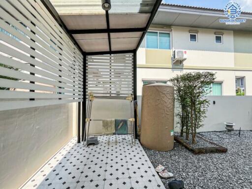 Compact outdoor area with a roof and privacy fencing