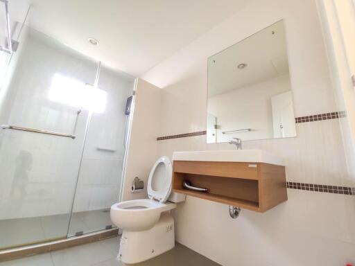 Bright and clean bathroom with modern fixtures