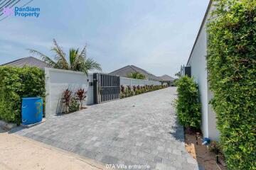 High-end 4-Bedroom Pool Villa on Large Land at Parkland