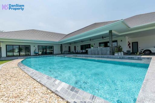 High-end 4-Bedroom Pool Villa on Large Land at Parkland