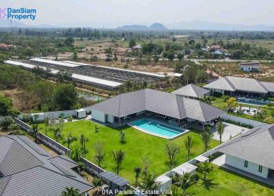 High-end 4-Bedroom Pool Villa on Large Land at Parkland