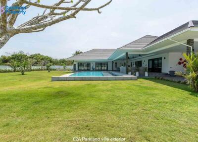 High-end 4-Bedroom Pool Villa on Large Land at Parkland