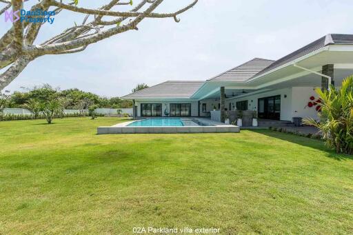 High-end 4-Bedroom Pool Villa on Large Land at Parkland