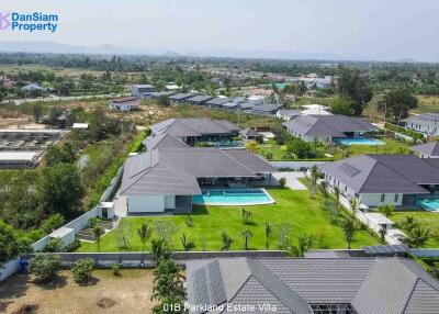 High-end 4-Bedroom Pool Villa on Large Land at Parkland