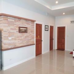 3 Bedrooms Villa / Single House Huay Yai H011743