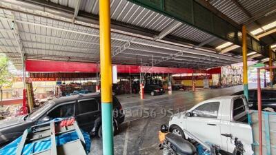 Spacious commercial area with vehicles and workshop equipment