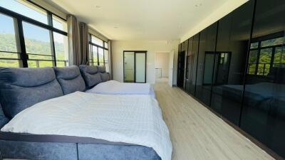 Mountain view 5 bedroom villa for sale in Kathu