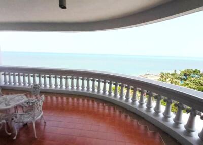 Large 2 bedroom Condo with Wongamat Beach view