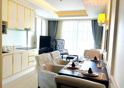 Luxurious 2-bedroom condo with sea view