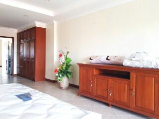 Large 2 bedroom Condo in Jomtien