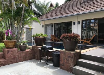Private pool villa for rent at Rawai