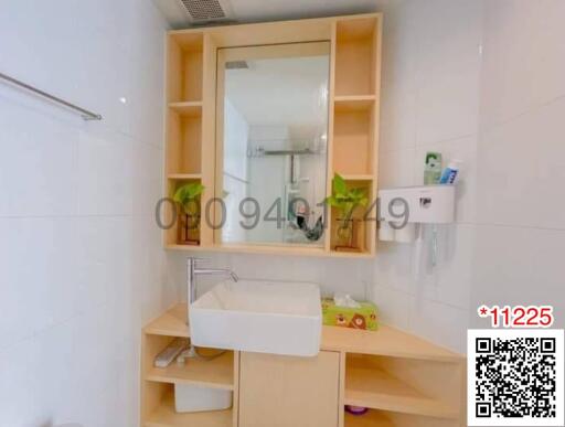 Modern Bathroom with Mirror and Sink