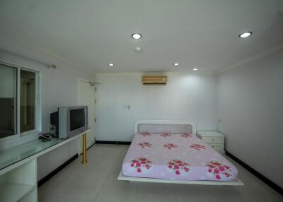 Spacious Bedroom with Air Conditioning and Natural Light