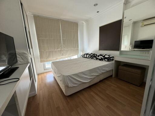 Spacious bedroom with natural light and an adjoining work space