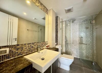 Modern bathroom with shower and elegant finishes