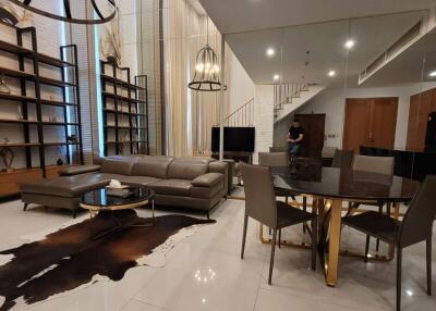 Spacious and modern living room with high ceiling and elegant furnishings