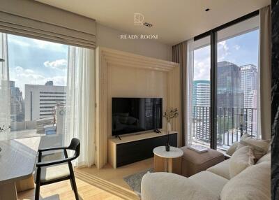 Modern living room with a view of the cityscape through floor-to-ceiling windows