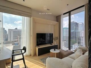 Modern living room with a view of the cityscape through floor-to-ceiling windows