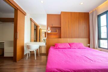 Luxurious 10th Floor One-Bedroom Condo for Sale at Shine Condominium