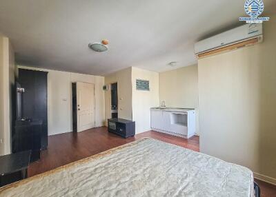 Spacious Bedroom with Integrated Living Area and Kitchenette