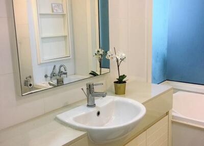 Modern bathroom with white basin and mirror