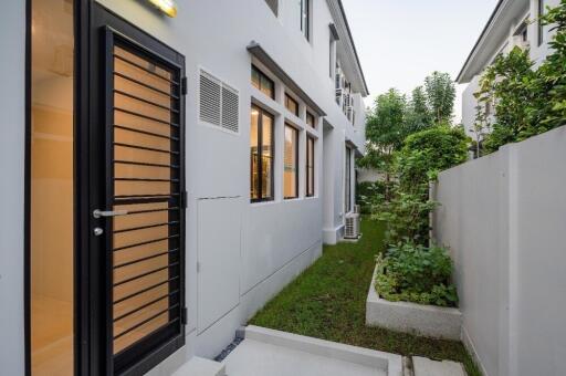 Exterior view of a modern house with side garden