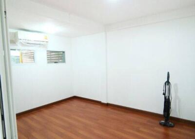 2-BR Townhouse near BTS Udom Suk