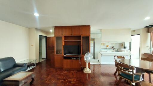 Bright Large Condo Prompong