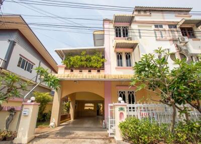 Charming 4-Bed House: Ideal Location Near Schools, Superhighway, Central Festival