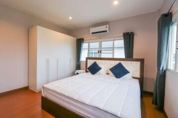 “Spacious 4-Bed House for Rent in Family-Friendly Thanaporn Park Home 5”