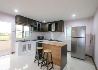 Spacious 5-Bedroom House in Family-Friendly Thanaporn Park Home 5, San Sai