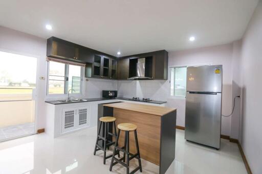 Spacious 5-Bedroom House in Family-Friendly Thanaporn Park Home 5, San Sai