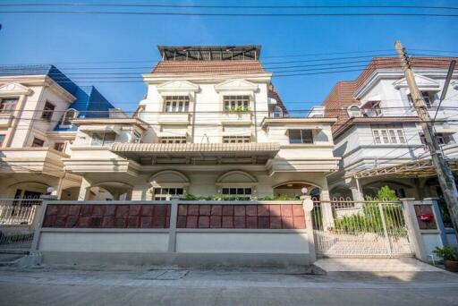 For Rent Bangkok Twin TownHouse Srinakarin BTS On Nut Suan Luang