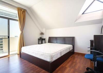3 bed Duplex in Fair Tower Phra Khanong Sub District D017389