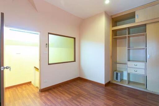 3 bed Duplex in Fair Tower Phra Khanong Sub District D017389