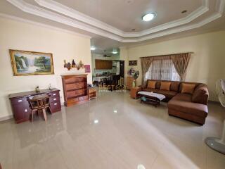 3 Bedrooms Villa / Single House in Ponthep 6 East Pattaya H011762