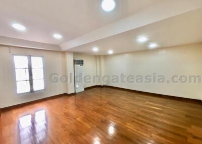 Modern 4-Bedrooms Townhouse - Sathorn