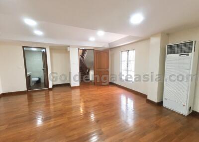 Modern 4-Bedrooms Townhouse - Sathorn