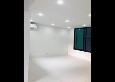 5 Bedroom Townhouse For Rent in Phra Khanong