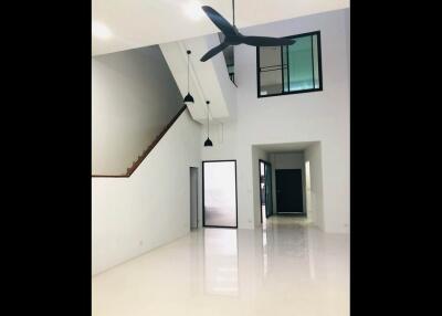 5 Bedroom Townhouse For Rent in Phra Khanong