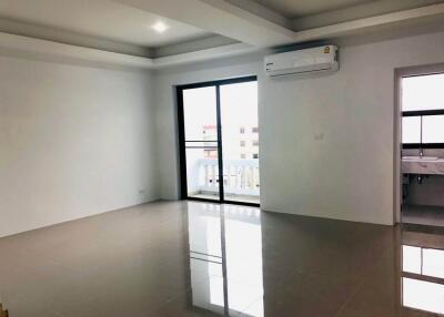 5 Bedroom Townhouse For Rent in Phra Khanong