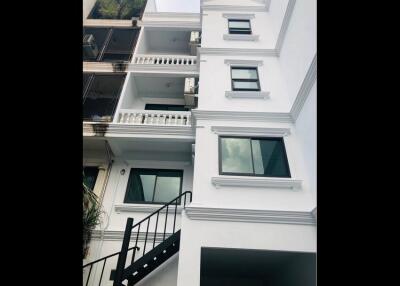 5 Bedroom Townhouse For Rent in Phra Khanong