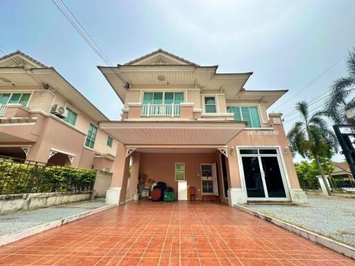 Spacious two-story house with a large front yard and balcony