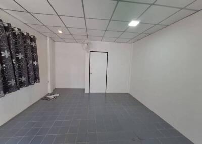 Unfurnished spacious room with tiled flooring