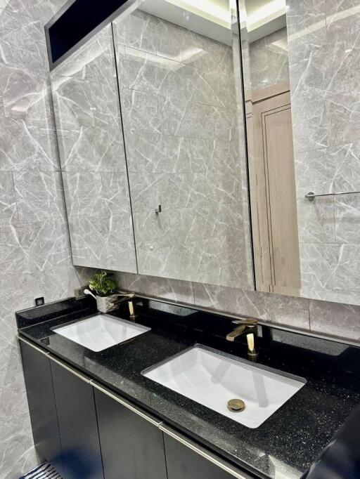 Modern bathroom with dual sinks and marble finishing