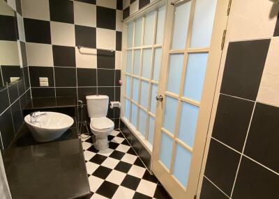 Black and white tiled bathroom with large windows